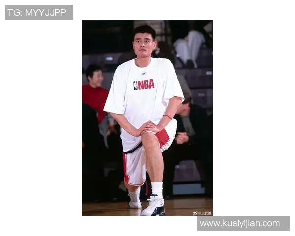 姚明背影展现篮球巨星风范与坚韧精神的完美结合 姚明背影展现篮球巨星风范与坚韧精神的完美结合