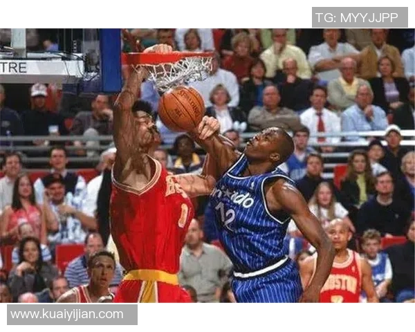 姚明与罗德曼的巅峰对决:篮球巨星之间的力量与技巧较量 姚明与罗德曼的巅峰对决:篮球巨星之间的力量与技巧较量