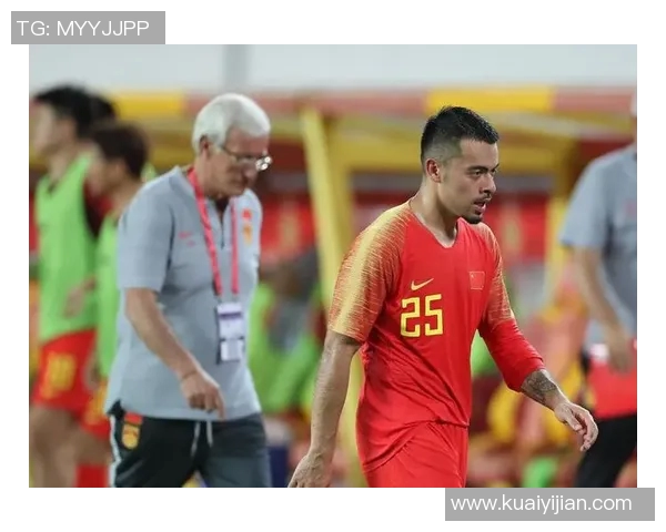 足球明星怀抱爱子展现温情一幕引发球迷热议与感动