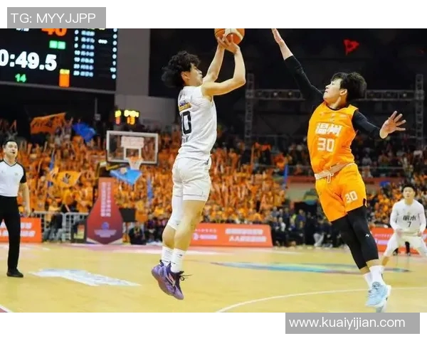 篮球明星在篮球场上挥洒汗水与创意的艺术之旅